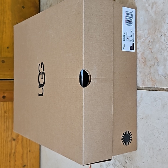 Ugg boots brown leather NWT - Picture 8 of 8